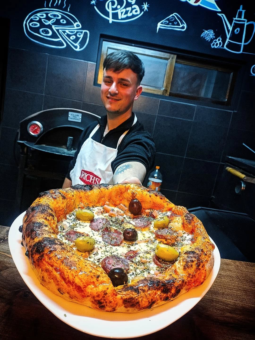Elaborando la pizza en La Vera Pizza