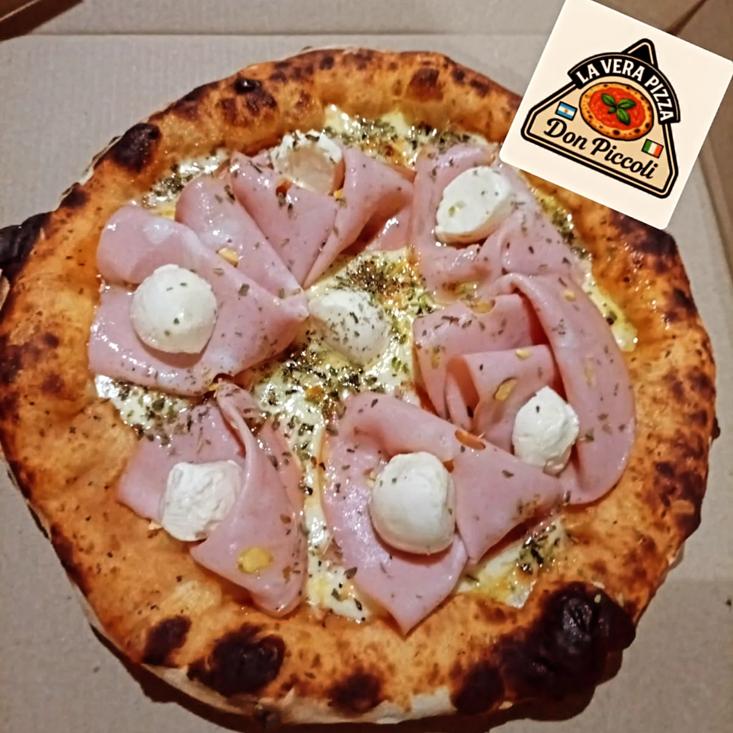 Pizza especial con jamón y mozzarella